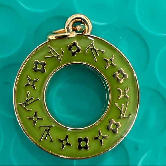 Louis Vuitton green and Gold Circular Charm - Picture 1 of 3